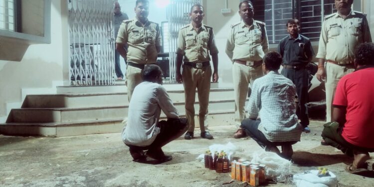 थाना प्रभारी महेन्द्र जायसवाल के नेतृत्व मे आपरेशन शिकंजा के तहत अवैध रूप से शराब बिक्रय करने वालों पर उमरियापान पुलिस का शिकंजा