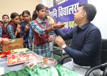 स्कूली छात्राओं ने नन्हें हाथों से कलेक्टर की कलाई पर बंधा रक्षा सूत्र,राखी बांधते ही खिल उठे नन्ही बहनों के चेहरे,मनाया अनूठा रक्षाबंधन..!