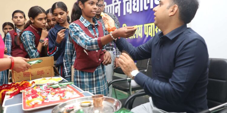 स्कूली छात्राओं ने नन्हें हाथों से कलेक्टर की कलाई पर बंधा रक्षा सूत्र,राखी बांधते ही खिल उठे नन्ही बहनों के चेहरे,मनाया अनूठा रक्षाबंधन..!