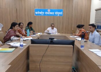 *समय-सीमा बैठक में लंबित प्रकरणों के त्वरित निराकरण के निर्देश*  *सीएम हेल्पलाइन, जल जीवन मिशन एवं विकास कार्यों की कलेक्टर ने की समीक्षा*