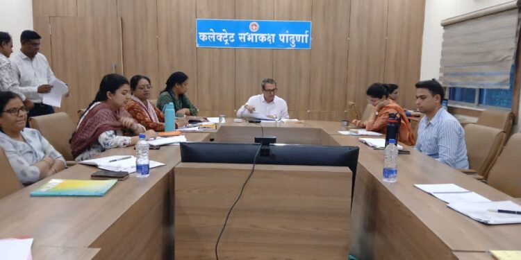 *समय-सीमा बैठक में लंबित प्रकरणों के त्वरित निराकरण के निर्देश*  *सीएम हेल्पलाइन, जल जीवन मिशन एवं विकास कार्यों की कलेक्टर ने की समीक्षा*
