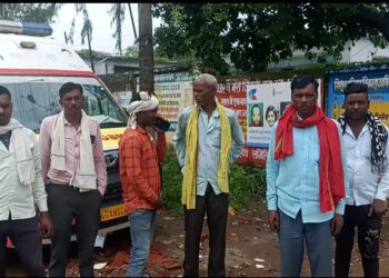 अस्पताल मैं तीन गाड़ी खड़ी,,फिर भी मरीज को समय पर नहीं मिली 108 एंबुलेंस, परिजन बाइक से अस्पताल लाने को हुए मजबूर, सुनिए जुबानी