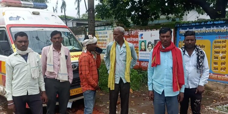 अस्पताल मैं तीन गाड़ी खड़ी,,फिर भी मरीज को समय पर नहीं मिली 108 एंबुलेंस, परिजन बाइक से अस्पताल लाने को हुए मजबूर, सुनिए जुबानी