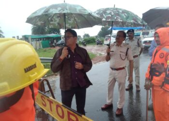 *⏺️अतिवृष्टि एवं बारिश के मद्देनजर कलेक्टर एवं पुलिस अधीक्षक ने जिले के नदी-नालों और पुलों का किया संयुक्त निरीक्षण*