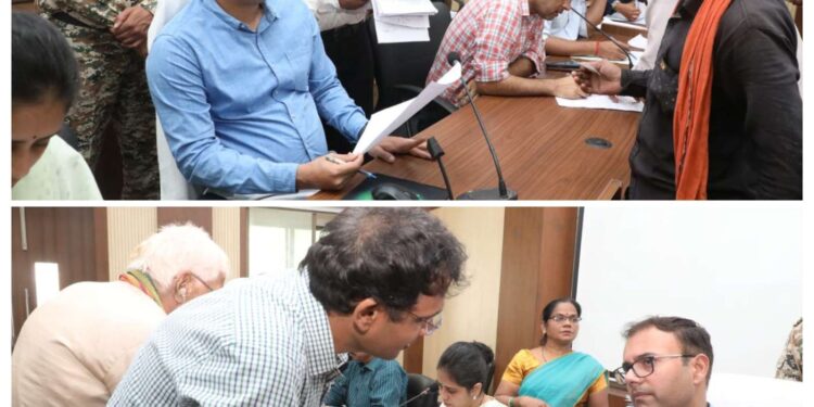 ब्रेकिंग*  *कलेक्टर श्री तिवारी जनसुनवाई में सुन रहे लोगों की समस्याएं* *अधिकारियों को दे रहे निराकरण के निर्देश*