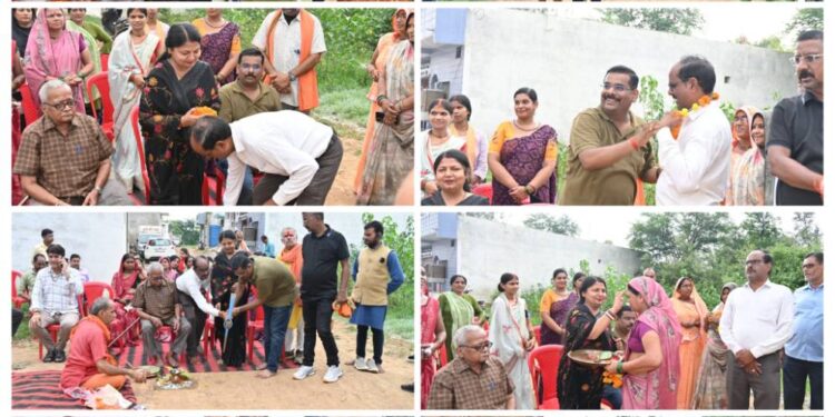 *महापौर, क्षेत्रीय पार्षद एवं जनप्रतिनिधियों की मौजूदगी में आचार्य विनोबा भावे वार्ड में लगभग 39.50 लाख के विकास कार्यों का भूमिपूजन संपन्न* *सी.सी. नाली एवं सड़क निर्माण कार्यों से क्षेत्र में आवागमन होगा सुगम, जलभराव से मिलेगी राहत*