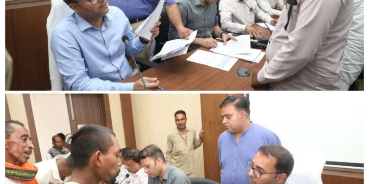 *ब्रेकिंग*  *कलेक्टर श्री तिवारी जनसुनवाई में सुन रहे लोगों की समस्याएं* *अधिकारियों को दे रहे निराकरण के निर्देश*