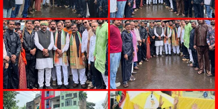 भीषण बारिश में भी नहीं टूटा हौसला, संजू गर्ग की अगुवाई में निकली भव्य तिरंगा यात्रा