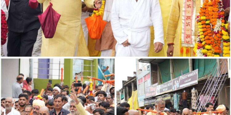 मंत्री श्री प्रहलाद सिंह पटेल ने उठाई कांवड़