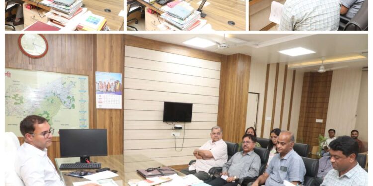 भ्रूण लिंग परीक्षण पर कड़ी निगरानी,गर्भवती महिलाओं को बेहतर सेवाएं उपलब्ध कराने पर जोर पीसीपीएनडीटी जिला सलाहकार समिति की बैठक में कलेक्टर श्री आशीष तिवारी ने दिए महत्वपूर्ण निर्देश सोनोग्राफी केंद्रों से एएनसी की जानकारी समय-सीमा में लेने और लंबित आवेदनों का शीघ्र निराकरण करने के निर्देश