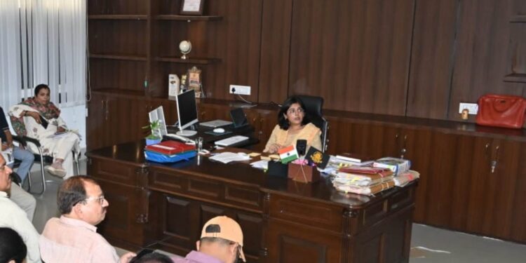 *कॉलोनी सेल, फायर सेफ्टी एवं अवैध कालोनियों के प्रकरणों पर बरतें गंभीरता : निगमायुक्त सुश्री परिहार*  *विकास कार्यों एवं जनकल्याणकारी योजनाओं का समयबद्ध एवं गुणवत्तापूर्ण क्रियान्वयन पर विशेष जोर*  *निगमायुक्त सुश्री परिहार की अध्यक्षता में समय-सीमा बैठक संपन्न*