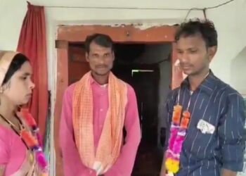 🔥 21 साल का रिश्ता खत्म 5 बच्चों की मां को पति ने खुद प्रेमी के साथ कराई शादी, वजह जानकर रह जाएंगे हैरान देखे VIDEO