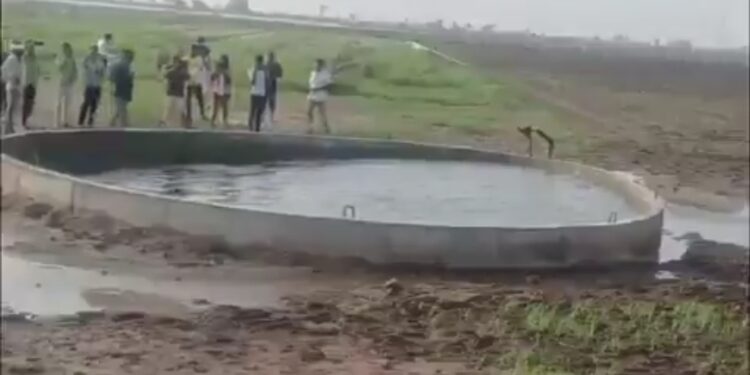 😱 मोरबी के इस कुएं में आखिर कौन हिला रहा है पानी? VIDEO देखने उमड़ी भीड़