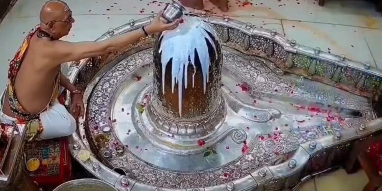 देखे VIDEO श्रावण मास के द्वितीय सावन सोमवार पर श्री महाकालेश्वर ज्योतिर्लिंग महादेव के दिव्य अलौकिक पंचामृत अभिषेक दर्शन