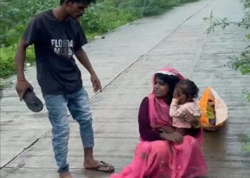 पन्ना में युवाओं की बहादुरी नशे में पत्नी-बेटी को पीट रहा था शख्स, पहाड़कोटी से फेंकने की दी धमकी VIDEO