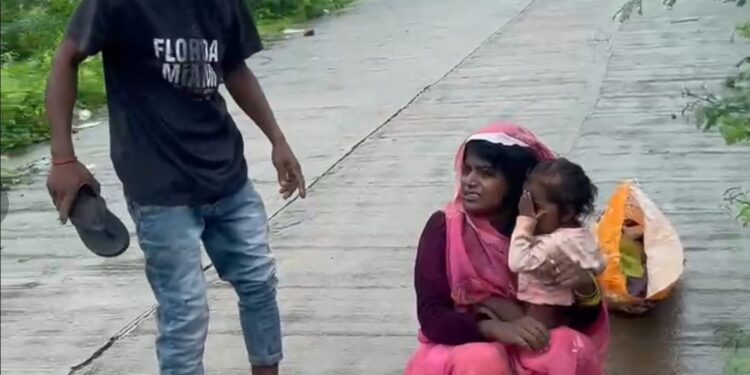 पन्ना में युवाओं की बहादुरी नशे में पत्नी-बेटी को पीट रहा था शख्स, पहाड़कोटी से फेंकने की दी धमकी VIDEO
