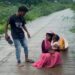 पन्ना में युवाओं की बहादुरी नशे में पत्नी-बेटी को पीट रहा था शख्स, पहाड़कोटी से फेंकने की दी धमकी VIDEO