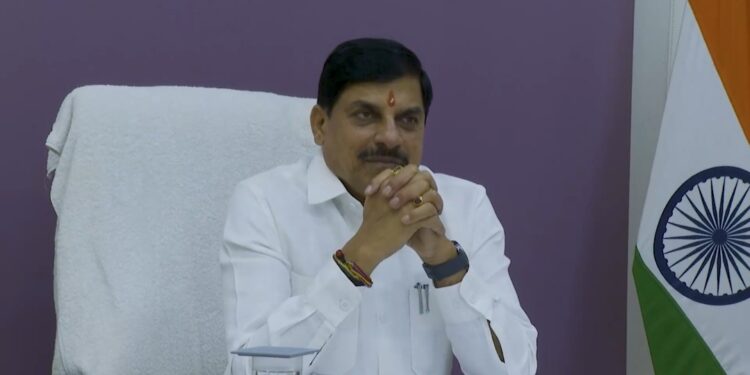 दतिया जिले में पीतांबरा माई का प्रसाद और गुड़ दोनों ही प्रसिद्ध हैं।