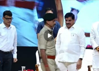 मुख्यमंत्री डॉ. मोहन यादव ने भोपाल स्थित भारतीय वन प्रबंध संस्थान में वन विभाग के शासकीय सेवकों की पदोन्नति के अवसर पर आयोजित “आभार प्रदर्शन समारोह” में पदोन्नत शासकीय सेवकों के कंधों पर स्टार लगाकर उन्हें सम्मानित किया और नई जिम्मेदारियों के लिए शुभकामनाएं दीं।