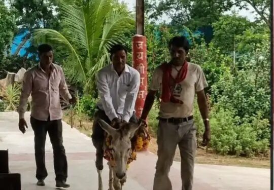 बारिश के लिए अनोखा टोटका: गधे पर उल्टा बैठाकर गांव के पटेल को ले गए श्मशान, वीडियो वायरल