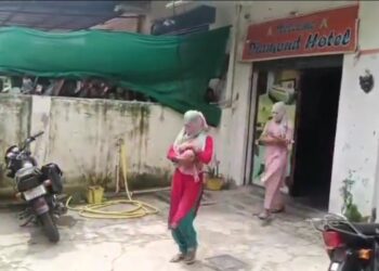 होटल की आड़ में चल रहे सेक्स रैकेट का भंडाफोड़’ VIDEO