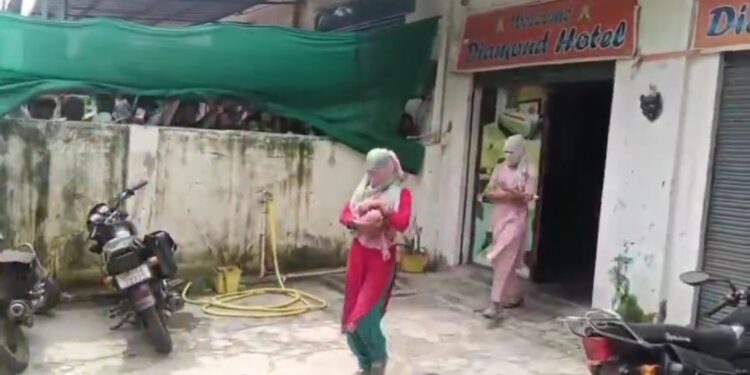 होटल की आड़ में चल रहे सेक्स रैकेट का भंडाफोड़’ VIDEO
