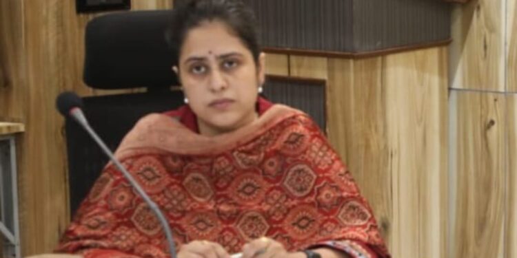 जिला पंचायत सीईओ ने एपीओ बड़वारा पर की कार्यवाही, 1 दिन के लिए किया अवैतनिक लापरवाही बर्दाश्त नहीं, सुश्री कौर ने लोकसेवकों को दिया सख्त संदेश