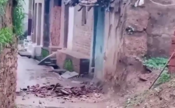 जर्जर मकान का छज्जा गिरा, राहगीर बाल-बाल बचे; जिम्मेदारों की लापरवाही पर उठे सवाल VIDEO