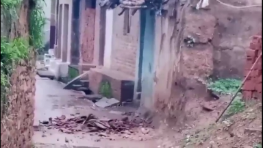 जर्जर मकान का छज्जा गिरा, राहगीर बाल-बाल बचे; जिम्मेदारों की लापरवाही पर उठे सवाल VIDEO