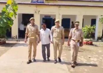 भतीजी की गला दबाकर हत्या कर दी। लाश को खेत में गाढ़ दिया भूत बनकर परेशान न करे, इसलिए दोनों पैरों में लोहे की 6 कीलें भी ठोक दी
