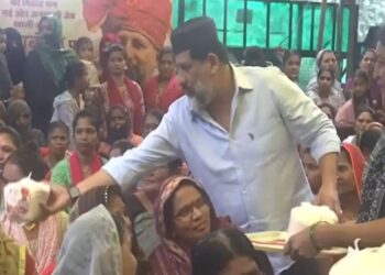 रक्षाबंधन पर महंगाई की मार के बीच विधायक  ने बांटे चीनी के पैकेट, बोले- त्योहार की मिठास फीकी नहीं पड़ने देंगे
