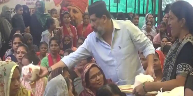 रक्षाबंधन पर महंगाई की मार के बीच विधायक ने बांटे चीनी के पैकेट, बोले- त्योहार की मिठास फीकी नहीं पड़ने देंगे