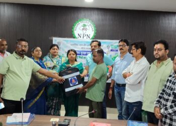 महापौर एवं निगमाध्यक्ष ने सुरक्षा किट वितरित कर सुरक्षित कार्यप्रणाली एवं स्वास्थ्य के प्रति किया जागरूक