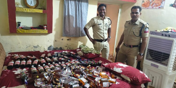 आबकारी विभाग की टीम ने ग्राम कौड़िया निवासी आकाश उर्फ शुभम दुबे के रिहायशी मकान जब्त मदिरा की अनुमानित कीमत 60 हजार 342 रुपये है।