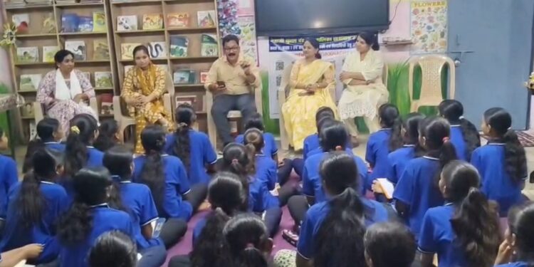 डाइट की टीम ने ढीमरखेड़ा की विभिन्न शालाओं का भ्रमण कर शैक्षणिक गुणवत्ता का लिया जायजा  एफएलएन प्रशिक्षण में शिक्षकों और बालिका छात्रावास में छात्राओं से किया संवाद