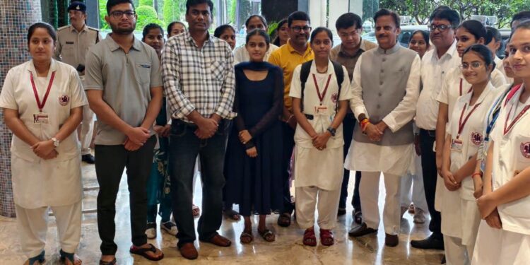नर्सिंग कॉलेजों के पदाधिकारियों एवं छात्र-छात्राओं ने किया स्वागत, लंबित मांगों के निराकरण का किया आग्रह
