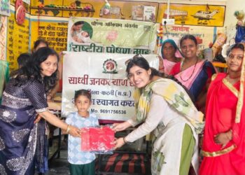 पोषण माह में आंगनवाड़ी बच्चों को वितरित की गई ड्रेस  स्थानीय खाद्य पदार्थों से पौष्टिक आहार तैयार करने की दी जानकारी