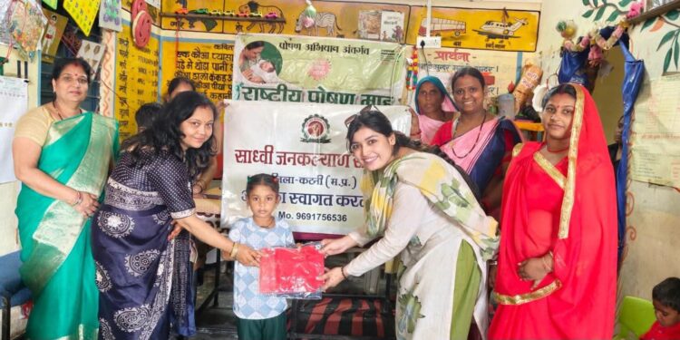 पोषण माह में आंगनवाड़ी बच्चों को वितरित की गई ड्रेस स्थानीय खाद्य पदार्थों से पौष्टिक आहार तैयार करने की दी जानकारी