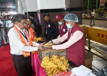जबलपुर से तीर्थ यात्रियों को लेकर वाराणसी-गया रवाना हुई विशेष ट्रेन