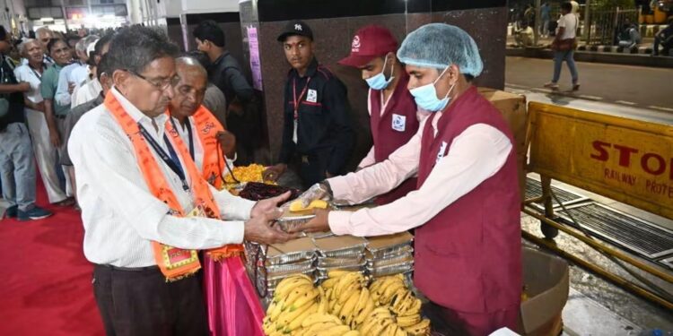 जबलपुर से तीर्थ यात्रियों को लेकर वाराणसी-गया रवाना हुई विशेष ट्रेन