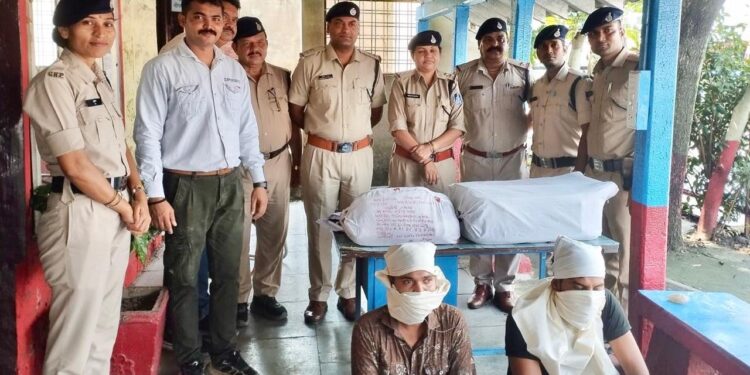 रेलवे स्टेशन पर 8 किलो गांजा जब्त, दो आरोपी गिरफ्तार