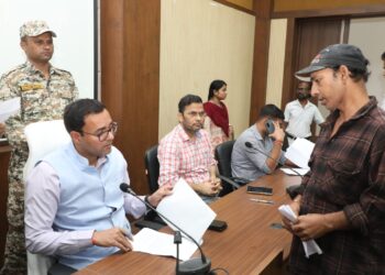 ब्रेकिंग*  *कलेक्टर श्री तिवारी जनसुनवाई में सुन रहे लोगों की समस्याएं* *अधिकारियों को दे रहे निराकरण के निर्देश*