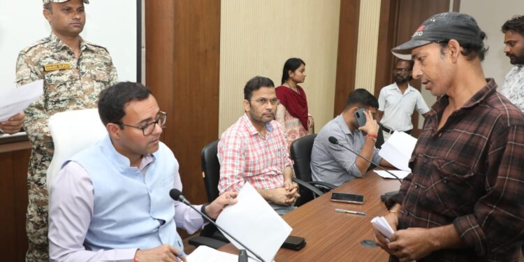 ब्रेकिंग* *कलेक्टर श्री तिवारी जनसुनवाई में सुन रहे लोगों की समस्याएं* *अधिकारियों को दे रहे निराकरण के निर्देश*