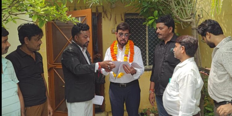 *दैनिक वेतनभोगी एवं विनियमित कर्मचारियों को एरियर का भुगतान करने के लिए यूनियन अध्यक्ष ने सीएमओ को ज्ञापन सौंपा*