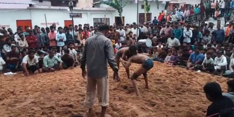 बरही के श्री राम मंदिर में विशाल दंगल व श्री कृष्ण जन्मोत्सव की रही धूम हजारों श्रद्धालुओं की मौजूदगी में देर रात तक चला आयोजन, विजयी पहलवानों को किया गया सम्मानित