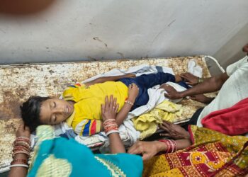 *💥विजयराघवगढ़ में दर्दनाक हादसा: चलती स्कूल वैन से गिरकर मासूम छात्र की मौत, क्षेत्र में पसरा मातमलापरवाही की भेंट चढ़ा घर का चिराग, परिजनों में मचा कोहराम* *स्कूली वाहनों में सुरक्षा मानकों की अनदेखी पर उठे गंभीर सवाल, पुलिस जांच में जुटी💥*