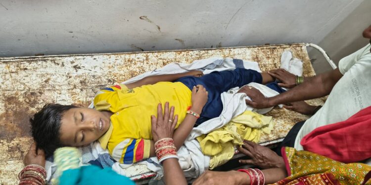 *💥विजयराघवगढ़ में दर्दनाक हादसा: चलती स्कूल वैन से गिरकर मासूम छात्र की मौत, क्षेत्र में पसरा मातमलापरवाही की भेंट चढ़ा घर का चिराग, परिजनों में मचा कोहराम* *स्कूली वाहनों में सुरक्षा मानकों की अनदेखी पर उठे गंभीर सवाल, पुलिस जांच में जुटी💥*
