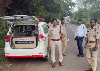 नशा और रफ्तार पर यातायात पुलिस का ब्रेक  ‘ड्रिंक एंड ड्राइव’ पर न्यायालय ने लगाया ₹20 हजार का अर्थदंड, 8 ओवरस्पीड वाहनों पर कार्यवाही