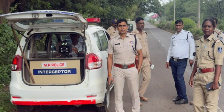 नशा और रफ्तार पर यातायात पुलिस का ब्रेक  ‘ड्रिंक एंड ड्राइव’ पर न्यायालय ने लगाया ₹20 हजार का अर्थदंड, 8 ओवरस्पीड वाहनों पर कार्यवाही