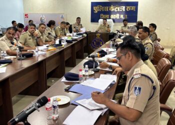*👉पुलिस अधीक्षक कटनी श्री अभिनय विश्वकर्मा ने पुलिस कंट्रोल रूम में ली अपराध समीक्षा बैठक*